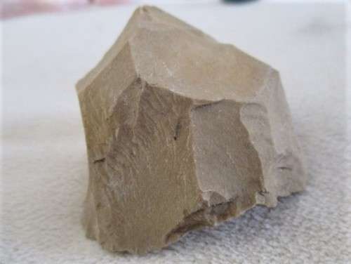 A COLLECTION OF ROUGH GEMSTONE ROCKS, CRYSTALS AND LARGER SIZE TUMBLE STONES