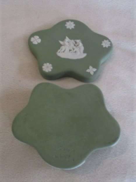 A PRETTY GREEN WEDGWOOD  JASPERWARE LIDDED TRINKET DISH