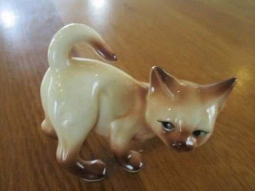 FOUR VERY CUTE PORCELAIN SIAMESE CATS