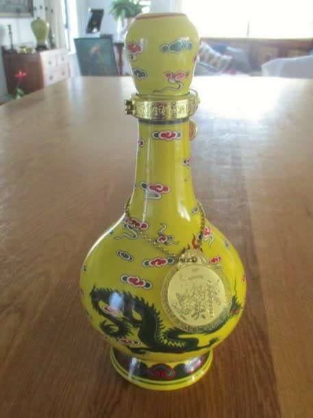 AN ATTRACTIVE 2005 CHINESE RICE WINE? CERAMIC BOTTLE - STILL SEALED - FOR COLLECTION PURPOSES ONLY