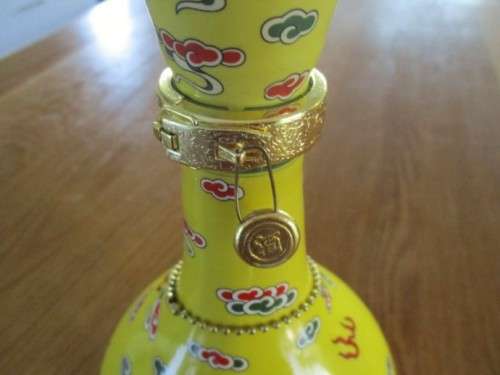 AN ATTRACTIVE 2005 CHINESE RICE WINE? CERAMIC BOTTLE - STILL SEALED - FOR COLLECTION PURPOSES ONLY