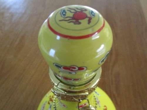 AN ATTRACTIVE 2005 CHINESE RICE WINE? CERAMIC BOTTLE - STILL SEALED - FOR COLLECTION PURPOSES ONLY