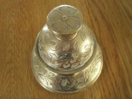 A VINTAGE BEAUTIFULLY ETCHED INDIAN ELEPHANT CLAW TEMPLE BELL WITH RINGER - BASE DIAMETER 7.5CM
