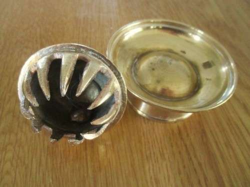 A VINTAGE BEAUTIFULLY ETCHED INDIAN ELEPHANT CLAW TEMPLE BELL WITH RINGER - BASE DIAMETER 7.5CM