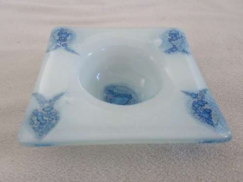 A SMALL PRETTY SQUARE ART GLASS DISH WITH BUBBLY FISHES