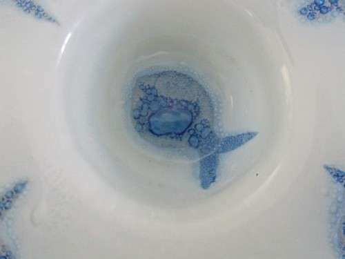 A SMALL PRETTY SQUARE ART GLASS DISH WITH BUBBLY FISHES