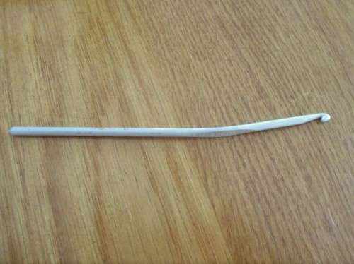 VINTAGE WOODEN CROCHET THREAD HOLDER WITH CROCHET HOOK AND "LAPPIE"