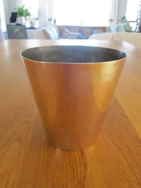 A VERY HEAVY (1.8KGS) SOLID BRASS JARDINIERE - ELEGANT LINES