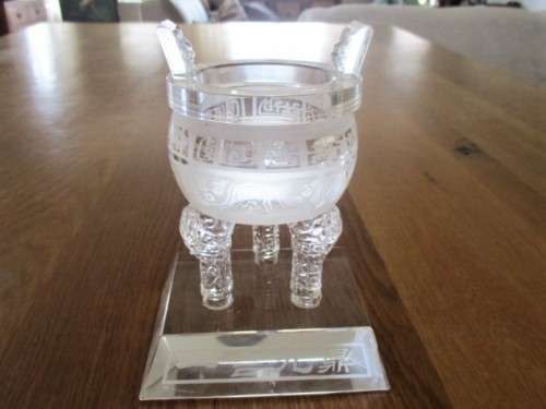 A STUNNING, HEAVY CHINESE GLASS THREE LEGGED CENSER ON STAND - SIGNED