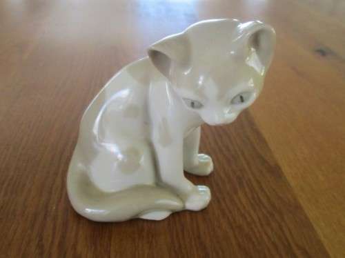 A BEAUTIFUL LLADRO-LIKE CAT - MADE IN SPAIN