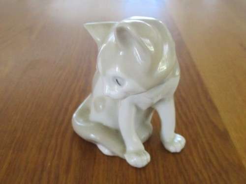 A BEAUTIFUL LLADRO-LIKE CAT - MADE IN SPAIN