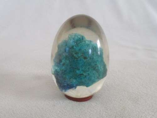 STUNNING GLASS EGG-SHAPED PAPERWEIGHT ENCASING NATURAL TURQUOISE ROCK