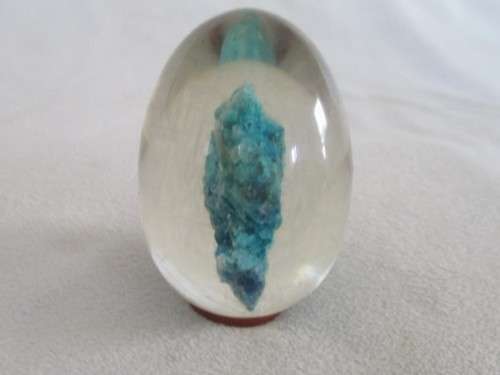 STUNNING GLASS EGG-SHAPED PAPERWEIGHT ENCASING NATURAL TURQUOISE ROCK