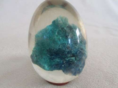 STUNNING GLASS EGG-SHAPED PAPERWEIGHT ENCASING NATURAL TURQUOISE ROCK