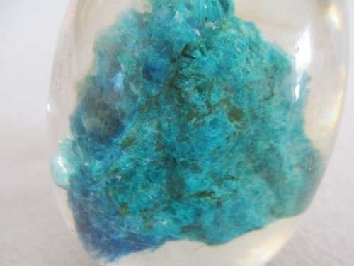 STUNNING GLASS EGG-SHAPED PAPERWEIGHT ENCASING NATURAL TURQUOISE ROCK