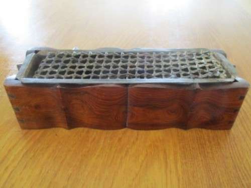 GRANDMA`S  POSY VASE WITH FROG IN SOLID WOOD CASE