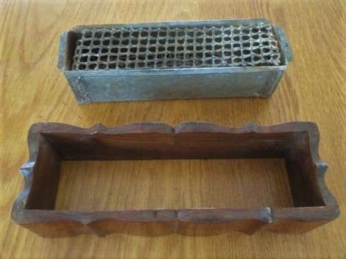 GRANDMA`S  POSY VASE WITH FROG IN SOLID WOOD CASE