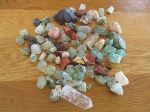 AN OLD BASKET FULL OF OVER EIGHTY ROUGH GEMSTONE ROCKS AND CRYSTALS