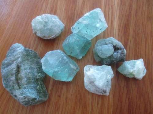 AN OLD BASKET FULL OF OVER EIGHTY ROUGH GEMSTONE ROCKS AND CRYSTALS