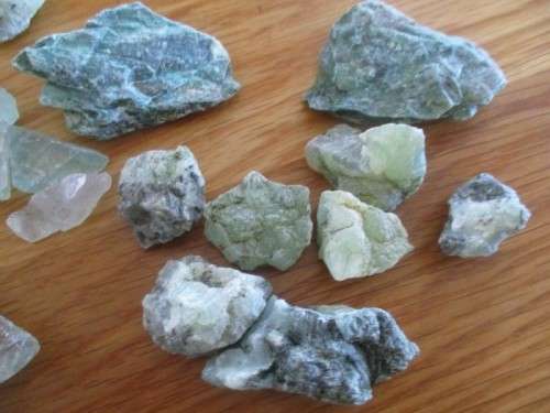 AN OLD BASKET FULL OF OVER EIGHTY ROUGH GEMSTONE ROCKS AND CRYSTALS