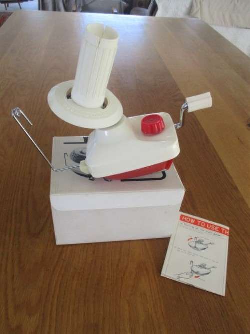 A  HANDY VINTAGE WOOL WINDER MADE IN JAPAN - GREAT CONDITION WITH BOX AND INSTRUCTIONS