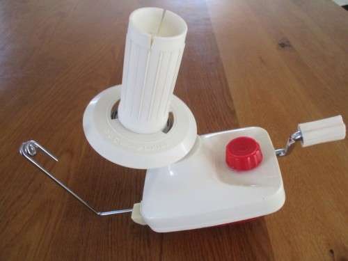 A  HANDY VINTAGE WOOL WINDER MADE IN JAPAN - GREAT CONDITION WITH BOX AND INSTRUCTIONS
