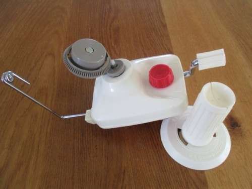 A  HANDY VINTAGE WOOL WINDER MADE IN JAPAN - GREAT CONDITION WITH BOX AND INSTRUCTIONS