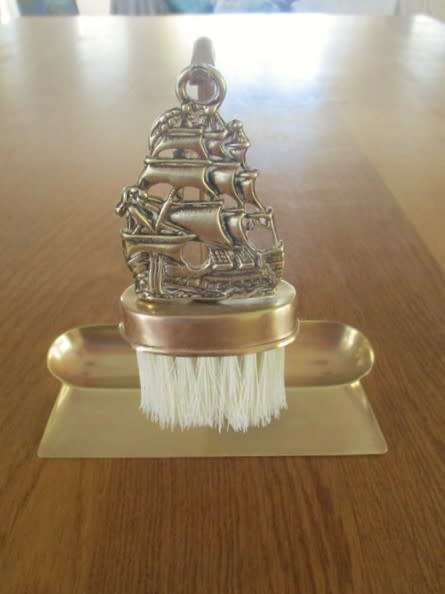 VINTAGE SOLID BRASS SILENT BUTLER/CRUMB BRUSH AND SCOOP WITH NAUTICAL THEME - GALLEON/SAILING SHIP