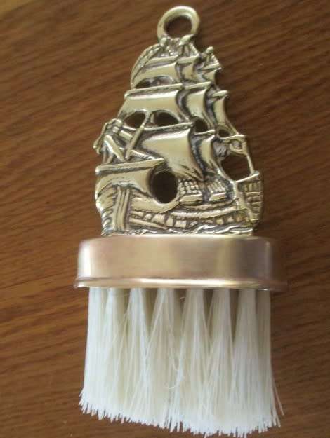 VINTAGE SOLID BRASS SILENT BUTLER/CRUMB BRUSH AND SCOOP WITH NAUTICAL THEME - GALLEON/SAILING SHIP