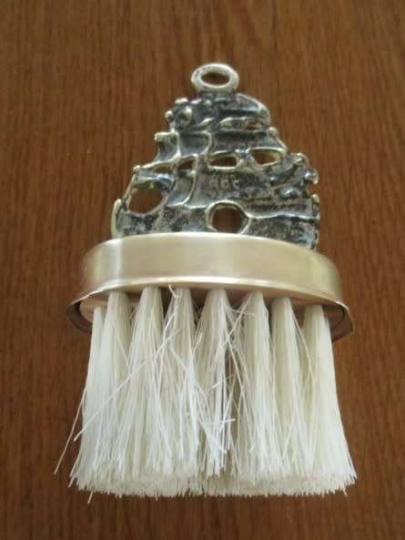 VINTAGE SOLID BRASS SILENT BUTLER/CRUMB BRUSH AND SCOOP WITH NAUTICAL THEME - GALLEON/SAILING SHIP