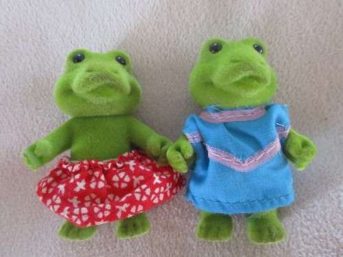 A BATCH OF NINE COLLECTABLE SYLVANIAN FAMILIES IN NEED OF TLC