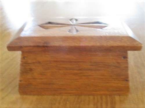 A SMALL VINTAGE HAND CARVED TRINKET BOX WITH INTERESTING SHAPE