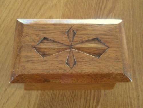 A SMALL VINTAGE HAND CARVED TRINKET BOX WITH INTERESTING SHAPE