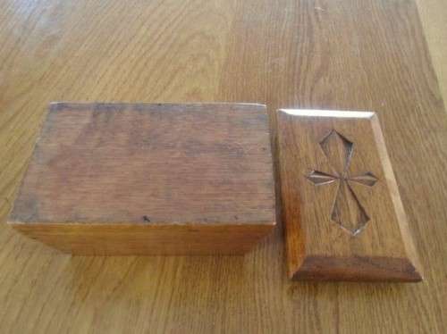 A SMALL VINTAGE HAND CARVED TRINKET BOX WITH INTERESTING SHAPE