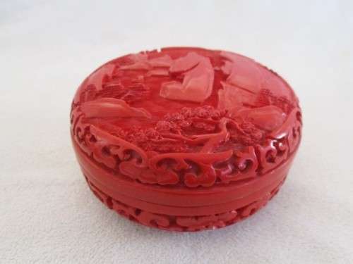 LOVELY  20TH CENTURY CHINESE ROUND CINNABAR AND BLACK LACQUERED TRINKET BOX
