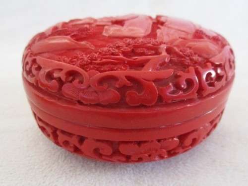 LOVELY  20TH CENTURY CHINESE ROUND CINNABAR AND BLACK LACQUERED TRINKET BOX