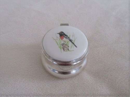 A SPECIAL ENAMELLED PORCELAIN PILL BOX - RED-CAPPED ROBIN PAINTED AND SIGNED BY ROBERT UHLMANN