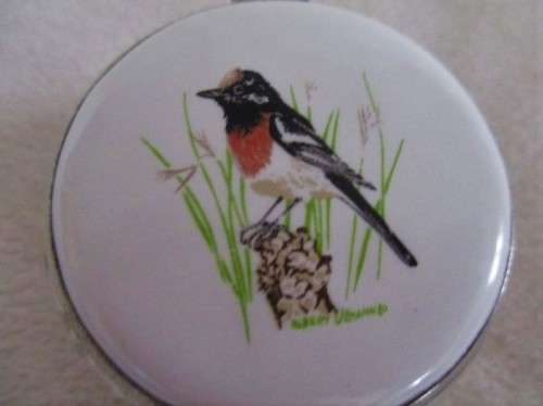 A SPECIAL ENAMELLED PORCELAIN PILL BOX - RED-CAPPED ROBIN PAINTED AND SIGNED BY ROBERT UHLMANN