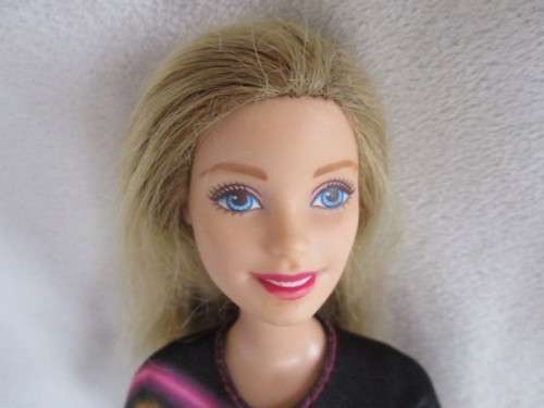 MATTEL BARBIE DOLL WITH ARTICULATED KNEES