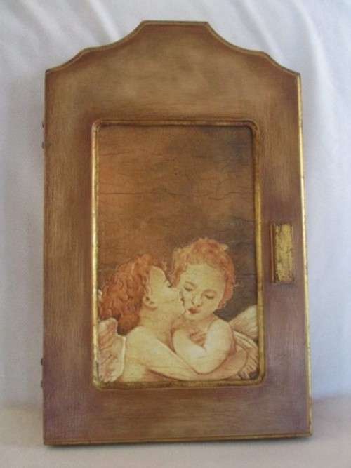CHARMING WOODEN "OLDE WORLDE KASSIE" WITH KISSING CHERUBS FOR YOUR KEYS OR JEWELLERY