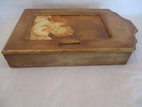 CHARMING WOODEN "OLDE WORLDE KASSIE" WITH KISSING CHERUBS FOR YOUR KEYS OR JEWELLERY