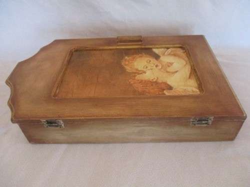 CHARMING WOODEN "OLDE WORLDE KASSIE" WITH KISSING CHERUBS FOR YOUR KEYS OR JEWELLERY