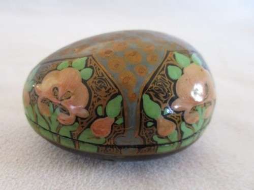 A PRETTY  LACQUERED TRINKET BOX - HAND MADE IN KASHMIR INDIA
