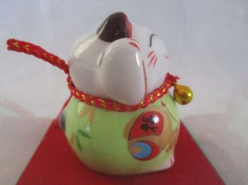 A CUTE CHINESE PORCELAIN MANEKI-NEKO (LUCKY CAT) IN PERSPEX BOX
