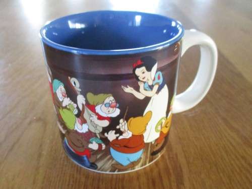 A BEAUTIFUL SNOW WHITE AND THE SEVEN DWARFS MUG MADE IN JAPAN EXCLUSIVELY FOR DISNEY