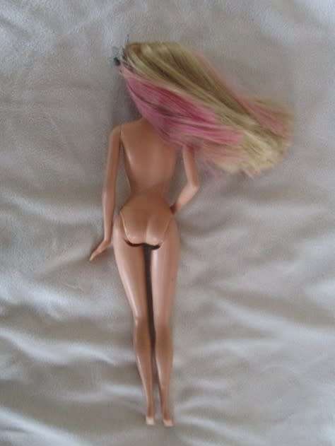 LOVELY BUT NOT PERFECT MATTEL BARBIE DOLL WITH PINK HIGHLIGHTS AND ORIGINAL EARRINGS