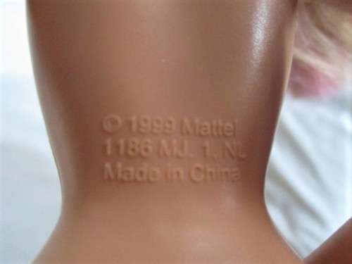 LOVELY BUT NOT PERFECT MATTEL BARBIE DOLL WITH PINK HIGHLIGHTS AND ORIGINAL EARRINGS