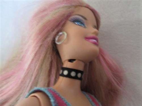 LOVELY BUT NOT PERFECT MATTEL BARBIE DOLL WITH PINK HIGHLIGHTS AND ORIGINAL EARRINGS