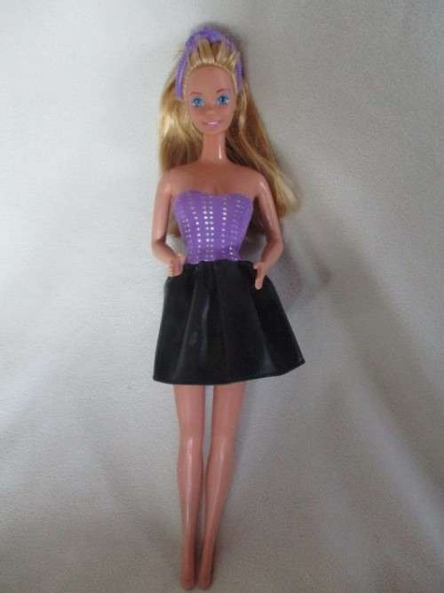 A VINTAGE MATTEL BARBIE DOLL WITH MINOR IMPERFECTIONS
