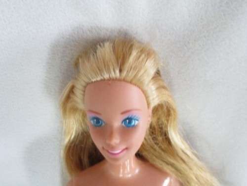 A VINTAGE MATTEL BARBIE DOLL WITH MINOR IMPERFECTIONS
